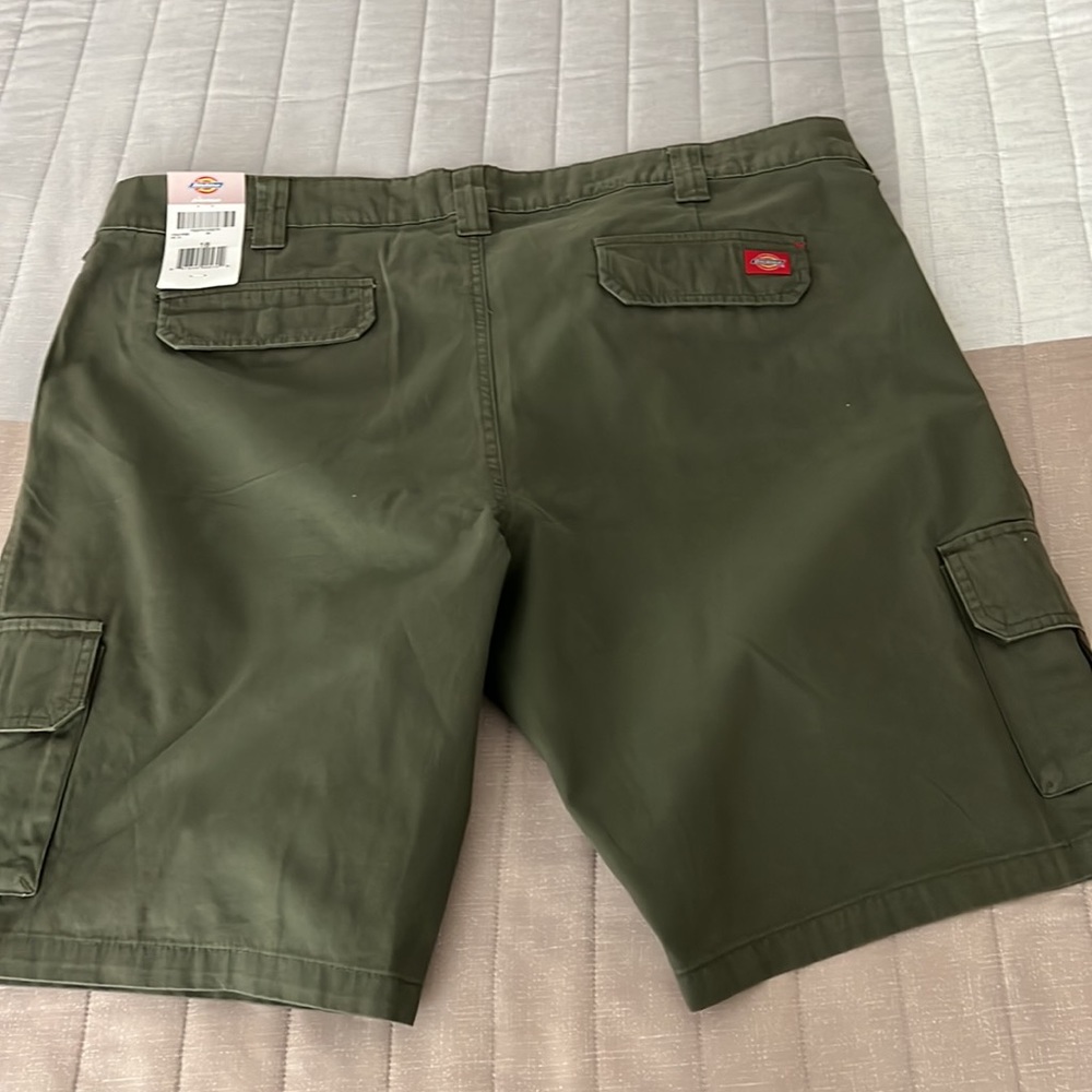 (NWT) (Dickies) Women new fashion shorts size 18 in Beautiful olive color